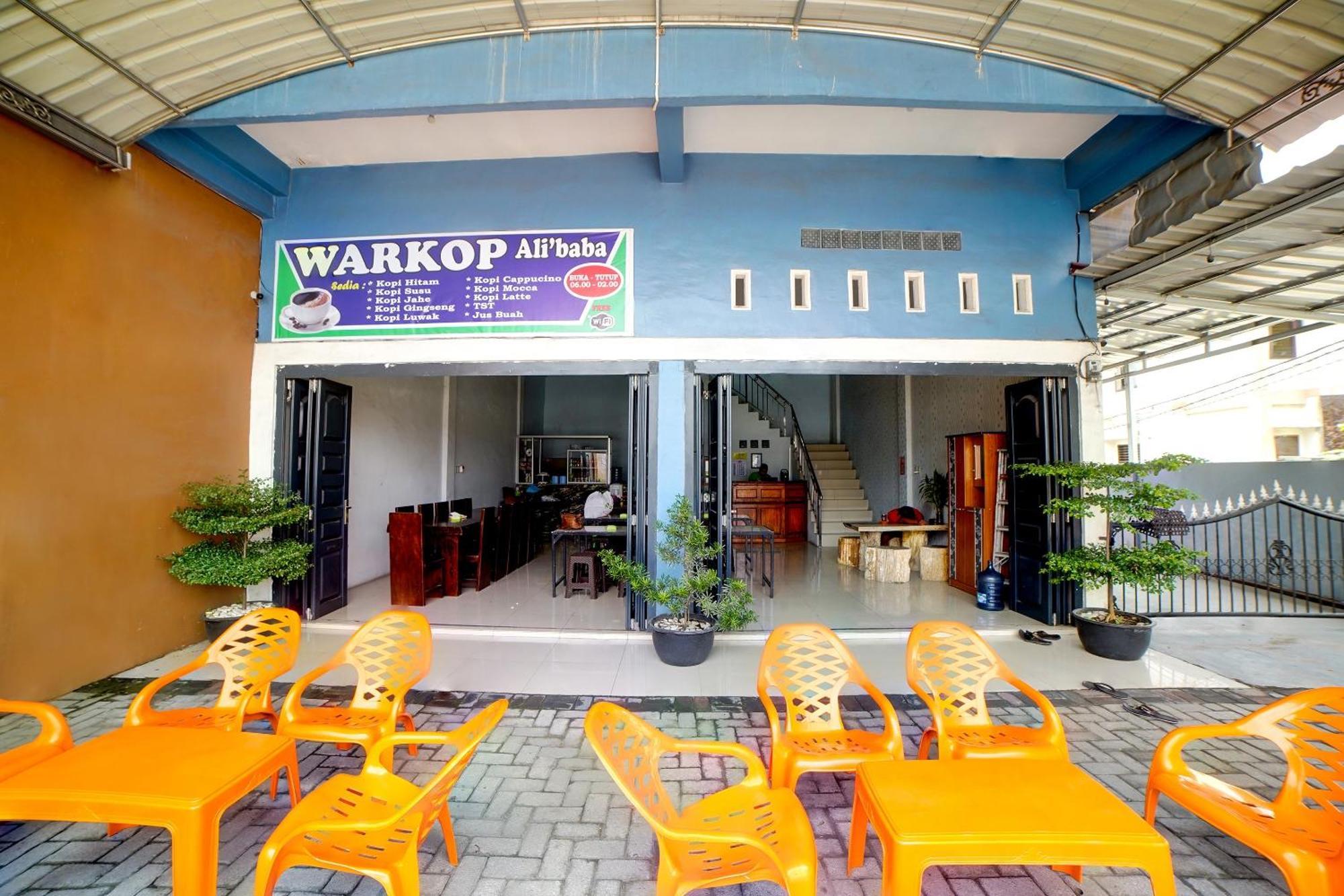 Oyo 90922 Gurusinga Guesthouse Medan Ngoại thất bức ảnh