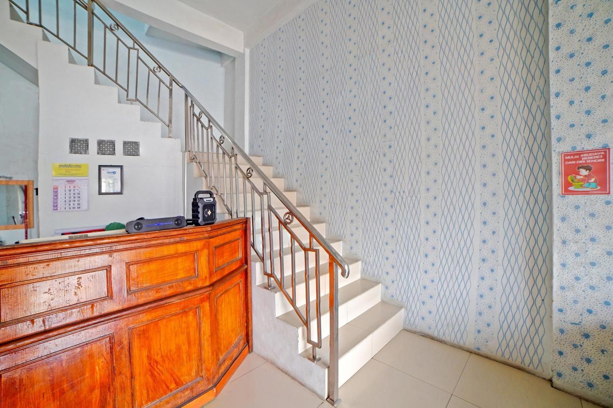 Oyo 90922 Gurusinga Guesthouse Medan Ngoại thất bức ảnh